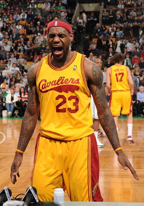 防线漏洞频出 对手屡屡冲击（防守屡现破绽 对手频频冲击）