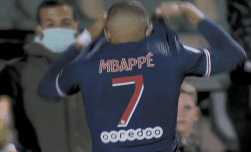 这下真是把足球踢成了艺术