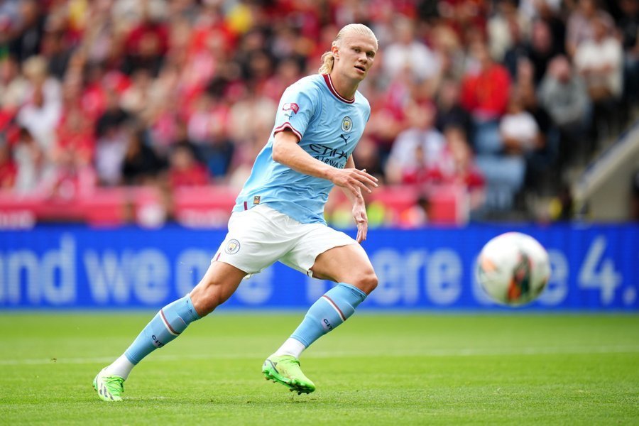 他是从谷底往上爬的那种人（他是那种从低谷逆袭的人）